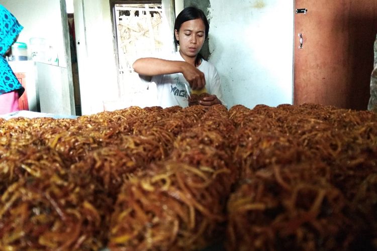 Pengrajin kue tradisional walangan carang sari di Desa Bulugunung Kabupaten Magetan yang bertahan dengan keuntungan yang tipis di tengah kenaikan harga ubi yang mencapai Rp. 4000, padahal harga ubi biasanya Rp 2.000 perkilo.
