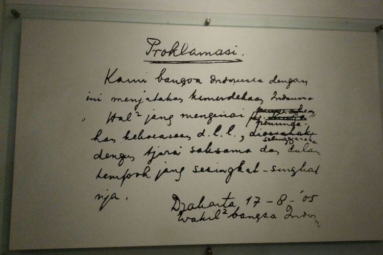 Replika dalam ukuran besar naskah Proklamasi tulisan tangan Soekarno, dipajang di Museum Perumusan Naskah Proklamasi, Menteng, Jakarta, Minggu (13/8/2017).