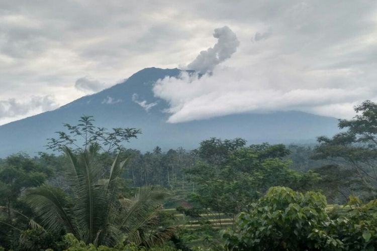 Gunung Agung terus mengeluarkan asap tebal seperti terlihat pada Rabu (22/11/2017) pagi.