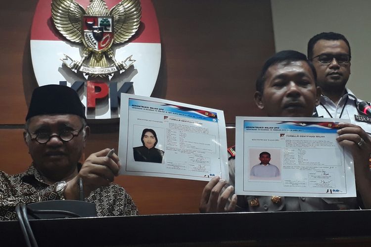 Ketua KPK Agus Rahardjo dan Kapolda Metro Jaya Irjen Idham Azis menampilkan sketsa pelaku yang diduga penyerang Novel Baswedan, Jumat (24/11/2017)