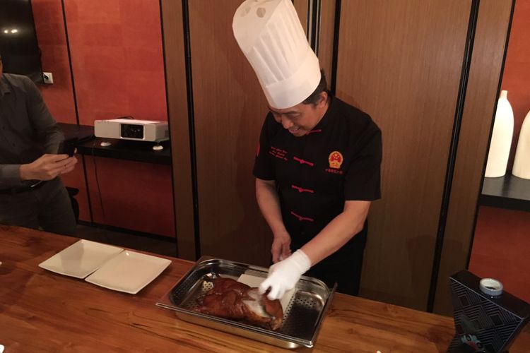 Chef Yuan Chaoying dari Kerry Hotel Beijing memperkenalkan Bebek Peking Ya Yuan di JIA, restoran China kontemporer di Shangri-La Hotel Jakarta, Rabu (29/11/2017).