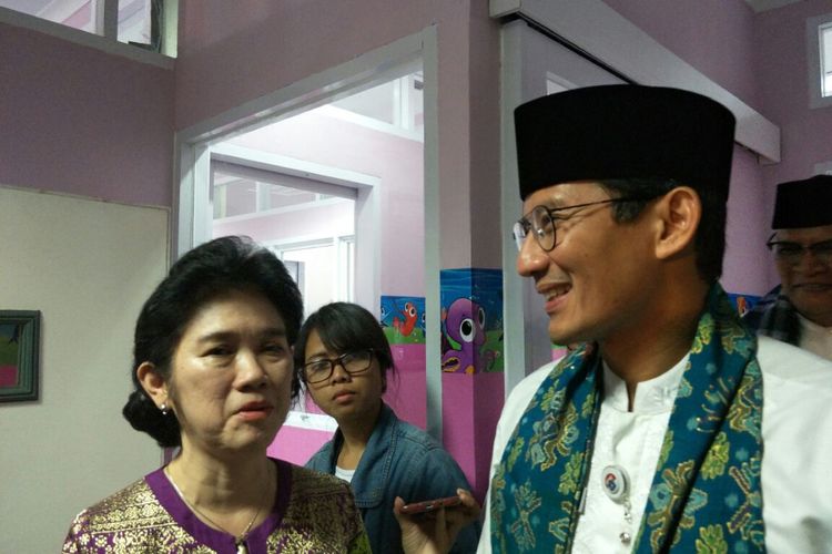 Wakil Gubernur DKI Jakarta Sandiaga Uno saat meninjau ruang NICU yang bernuansa pink di RSUD Budhi Asih, Jalan Dewi Sartika, Jumat (5/1/2018). 