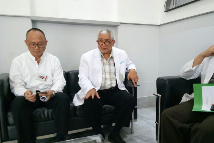 Direktur Medik dan Keperawatan RSHS Bandung dr Nucki Nursjamsi (kiri) dan Komda KIPI Prof dr Kusnandi Rusmil tengah menjelaskan persiapan sarana prasarana jelang pemeriksaan kesehatan bakal Pasangan calon Pilkada 2018 di Jawa Barat