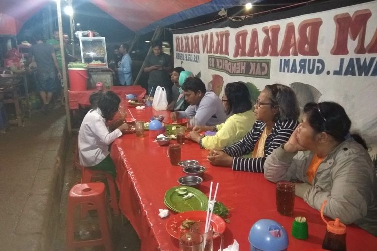 Pecel Cak Hendrix, yang ramai saat banjir, di Jatinegara Barat, Jakarta Timur, Rabu (7/2/2018).