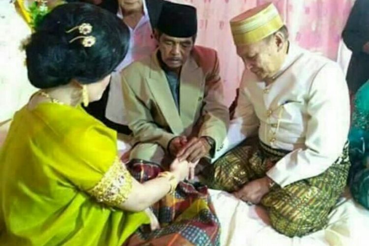 Pasangan suami istri yang terpaut usia sangat jauh saat mengucapkan ijab kabul di Kabupaten Bone, Sulawesi Selatan. Mereka menikah dengan mahar Rp 1 miliar.