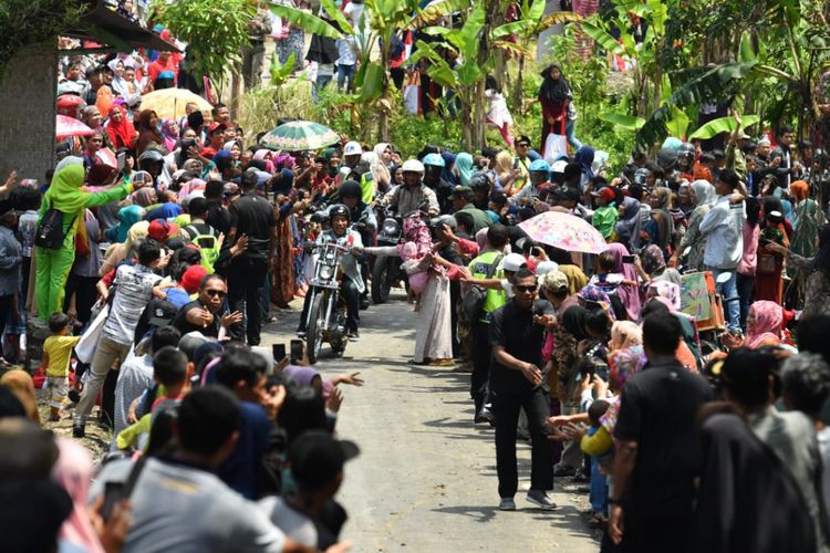 Presiden Joko Widodo dan rombongan bikers saat melakukan touring menggunakan motor chopper miliknya di Sukabumi, Jawa Barat, Minggu (8/4/2018). Di sela perjalanan itu, Jokowi sempat meninjau dua program padat karya yang dikerjakan oleh warga Sukabumi.