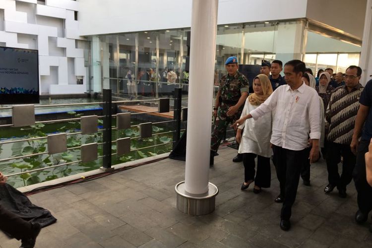 Presiden Joko Widodo bersama Ibu Negara Iriana Widodo dan rombongan saat menghadiri peresmian terminal baru Bandara Internasional Ahmad Yani di Kota Semarang, Jawa Tengah, Kamis (7/6/2018).