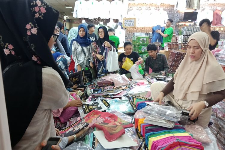 Salah satu kios di Thamrin City yang menjual hijab. Hijab segiempat bermotif menjadi yang banyak diburu jelang Hari Raya Idul Fitri.