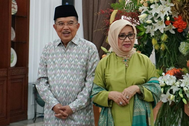 Wakil Presiden Jusuf Kalla bersama istri, Mufidah Kalla, saat menggelar halalbihalal di rumah dinas wapres, Jalan Diponegoro, Menteng, Jakarta Pusat, Jumat (15/6/2018). 