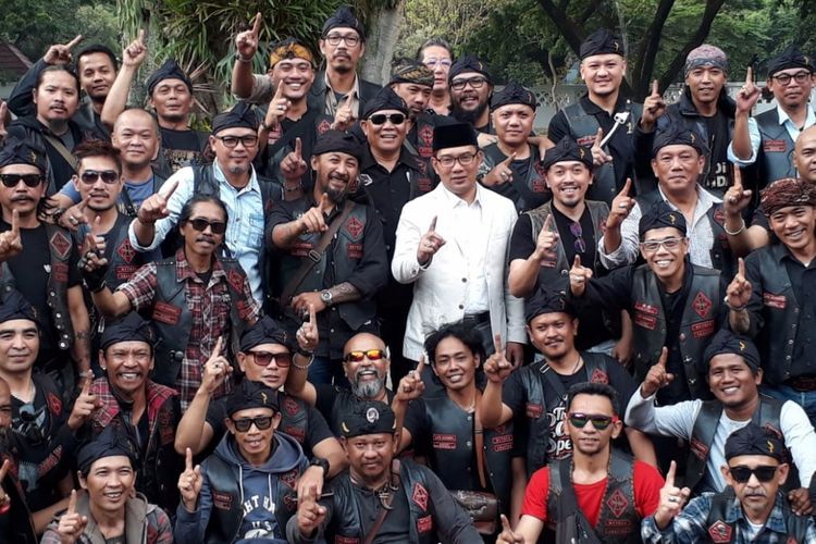 Wali Kota Bandung yang juga gubernur Jabar terpilih berfoto bersama dengan sebagian keluarga besar Bikers Brotherhood 1% MC Indonesia usai audiensi di Pendopo Kota Bandung, Rabu (25/7/2018).