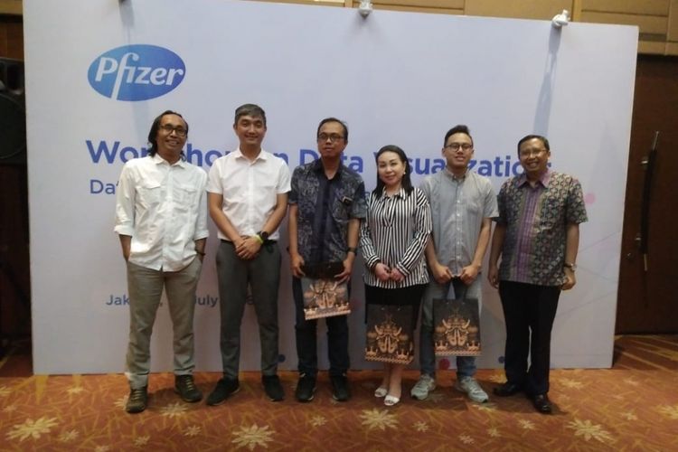 Jurnalis Kompas.com, Alek (kedua dari kanan) bersama kelompoknya, berhasil menjadi pemenang kontes infografis pada Workshop Visualisasi Data, Kamis (26/7/2018), di Hotel Santika Premiere Slipi, Jakarta.