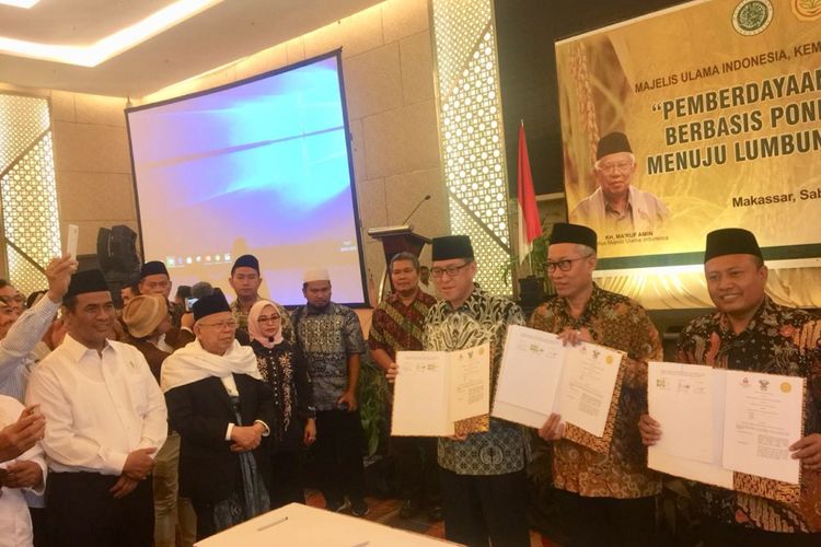 Menteri Pertanian Andi Amran Sulaiman kembali meluncurkan program pemberdayaan ekonomi umat berbasis pondok pesantren menuju lumbung pangan dunia di Makassar, Sabtu (28/7/2018)