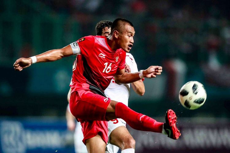 Hansamu Yama mengawal lini pertahanan Indonesia pada laga versus Palestina dalam laga Grup A Asian Games 2018 di Stadion Patriot, 15 Agustus 2018.