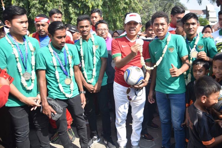 Dedi Mulyadi dan lima pemain Timnas U-16 asal SSB ASAD Jaya Perkasa di Purwakarta, Rabu (15/8/2018).
