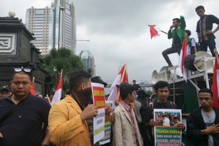 Puluhan mahasiswa yang menyebut dirinya sebagai Aliansi Mahasiswa dan Pemuda cinta NKRI menggelar aksi unjuk rasa di depan Polda Metro Jaya, Rabu (28/11/2018) siang.