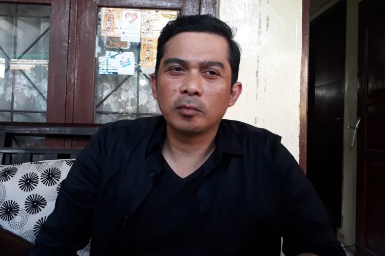Suami artis peran Shapira Indah, Rico Hidros Daeng, saat ditemui di rumah duka, di kawasan Lagoa, Tanjung Priok, Jakarta Utara, Kamis (31/1/2019