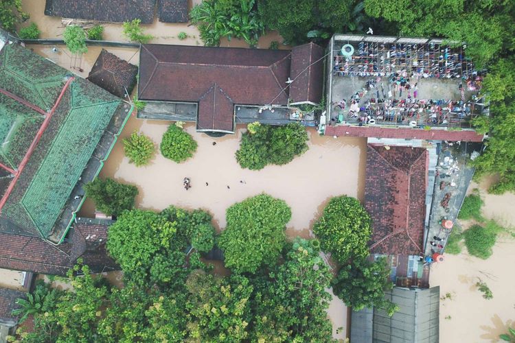 Suasana banjir banjir di Desa Purworejo, Pilangkenceng, Kabupaten Madiun,  Jawa Timur, Rabu (6/3/2019). Sejumlah anak Sungai Madiun meluap dan merendam sejumlah desa di wilayah tersebut, sehingga ratusan warga yang terjebak banjir harus dievakuasi ke tempat yang lebih aman.