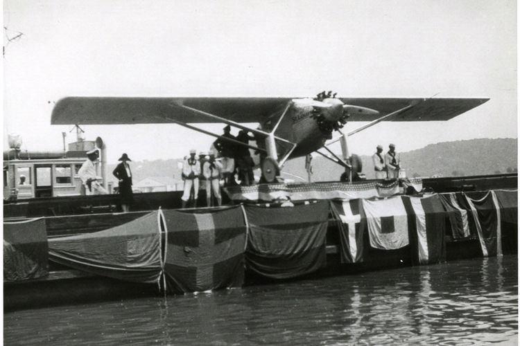 Pesawat The Spirit of St. Louis milik Lindbergh saat bersiap balik ke AS setelah keberhasilan penerbangan Trans-Atlantik solo