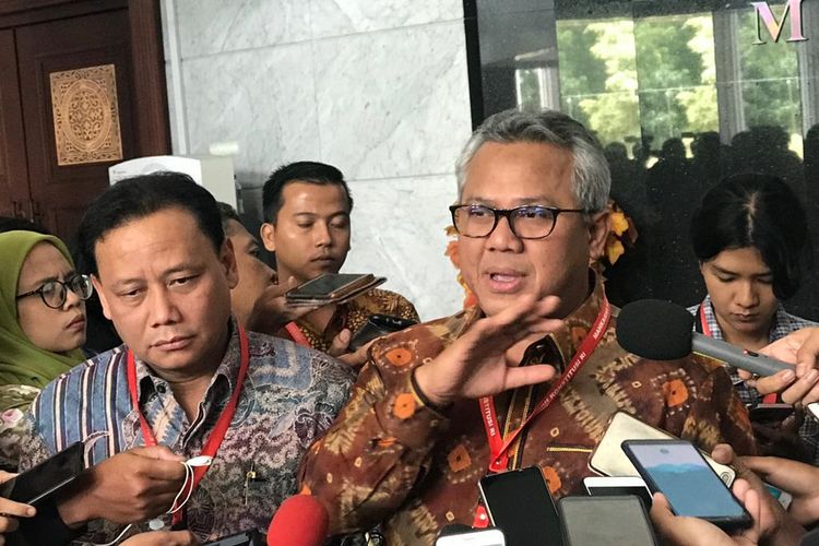 Ketua Komisi Pemilihan Umum (KPU) Arief Budiman (kanan) dan Ketua Badan Pengawas Pemilu (Bawaslu) Abhan (kiri) usai sidang putusan di Gedung MK, Jakarta, Kamis (28/3/2019). 