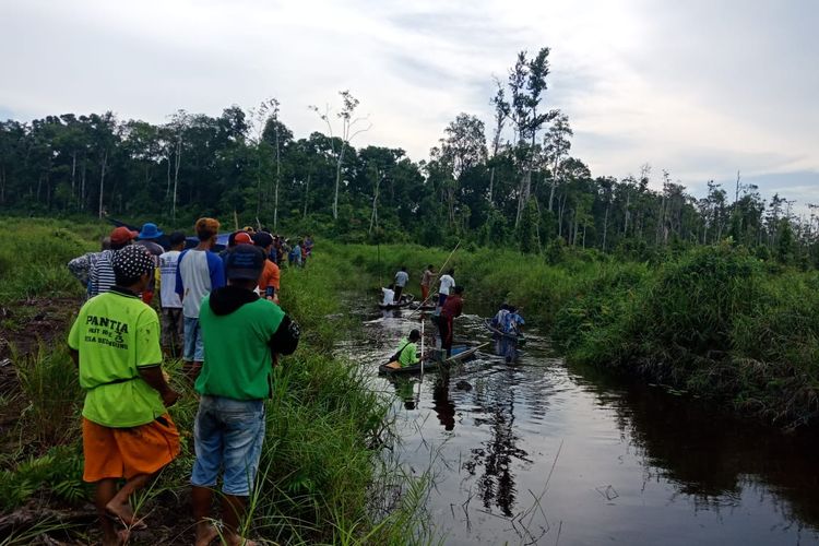 Warga saat menyusuri kawasan Sungai Empek, Bangka Selatan untuk mencari korban yang diterkam buaya.