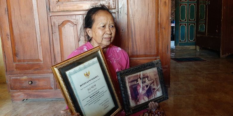 Gunem (64) Seorang Penari Tayub dari Desa Karangsari, kecamatan Semin, Gunungkidul Kamis (19/9/2019)