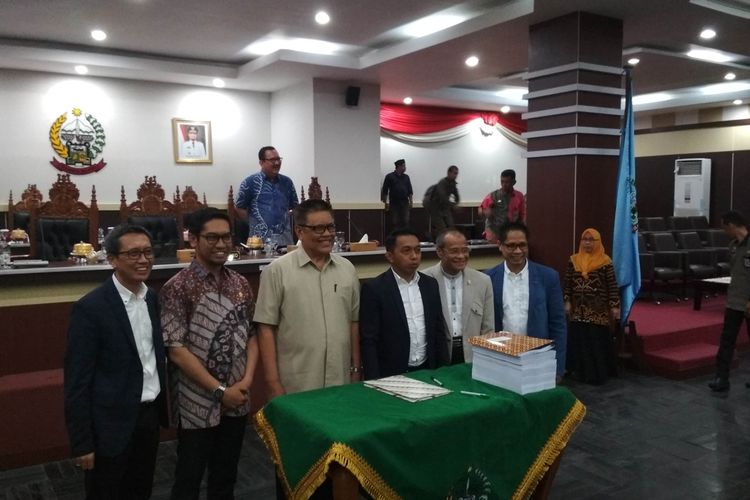 Pimpinan DPRD Sulsel bersama pimpinan panitia khusus hak angket DPRD Sulawesi Selatan usai rapat paripurna di Gedung DPRD Sulsel, Jumat (23/8/2019).