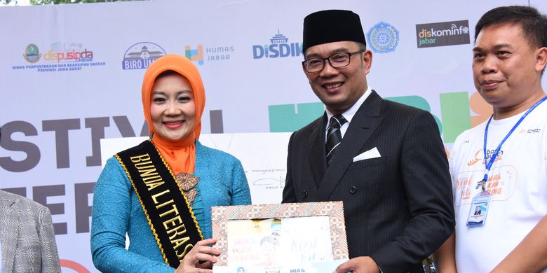 Gubernur Jawa Barat Ridwan Kamil bersama istrinya Atalia Praratya saat hadir dalam acara Festival Literasi 2019 di Gedung Sate, Jl. Diponegoro Kota Bandung, Sabtu (20/4/19).
