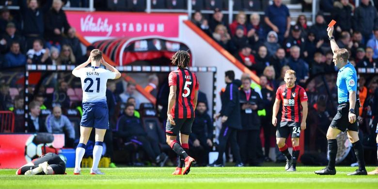 Pemain Tottenham Hotspur, Juan Foyth dikartu merah wasit pada laga pekan ke-37 Liga Premier Inggris melawan Bournemouth di Stadion Vitality, 4 Mei 2019. Laga berakhir dengan skor 1-0 untuk tuan rumah.
