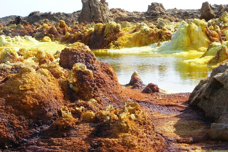 Kawah yang tercipta karena letusan Gunung Dalol