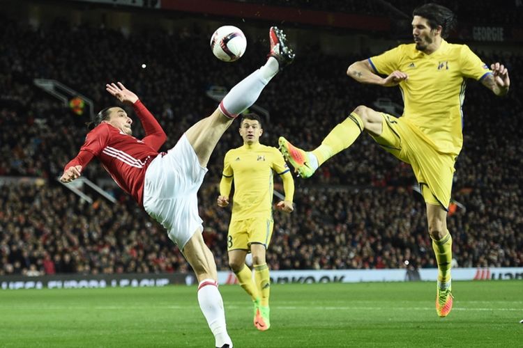 Striker Manchester United, Zlatan Ibrahimovic (tengah), secara akrobatik menghalau bola dalam pertandingan leg kedua babak 16 besar Liga Europa melawan FC Rostov di Stadion Old Trafford, Kamis (16/3/2017).