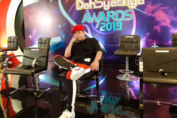 Pembawa acara yang juga komedian Denny Cagur dalam jumpa pers Dahsyatnya Awards 2019 di MNC Studios, Kebon Jeruk, Jakarta Barat, Senin (18/3/2019).