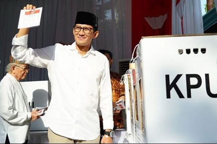 Sandiaga Uno berbaju putih