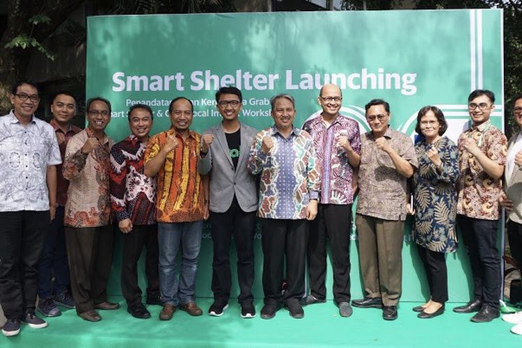 Grab dan Institut Teknologi Sepuluh Nopember (ITS) Surabaya melakukan peluncuran Smart Shelter pertama di Kampus Institut Teknologi Sepuluh Nopember (ITS) Surabaya (10/4/2019).