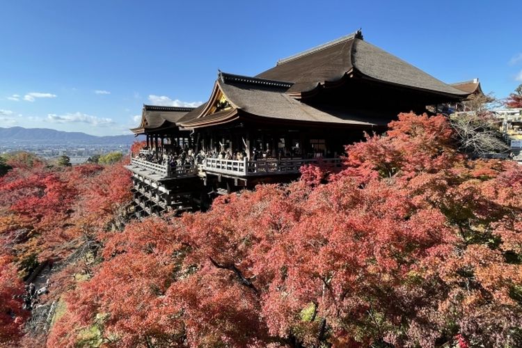 Kiyomizu-dera, salah satu kuil terkenal di Kyoto, Jepang.