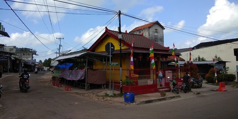 Warung mie ikan Toboali milik Cemilun di sudut Jalan Jenderal Soedirman, Toboali, Bangka Selatan, Kamis (3/8/2017). Mie ikan Toboali disajikan dengan taburan daging ikan parang-parang yang digiling bersama irisan daun seledri dan bawang gorong.