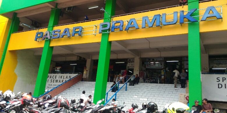 Apotek di Pasar Pramuka kembali beroperasi kendati belum memiliki izin dari Pemprov DKI Jakarta, Kamis (5/10/2017).
