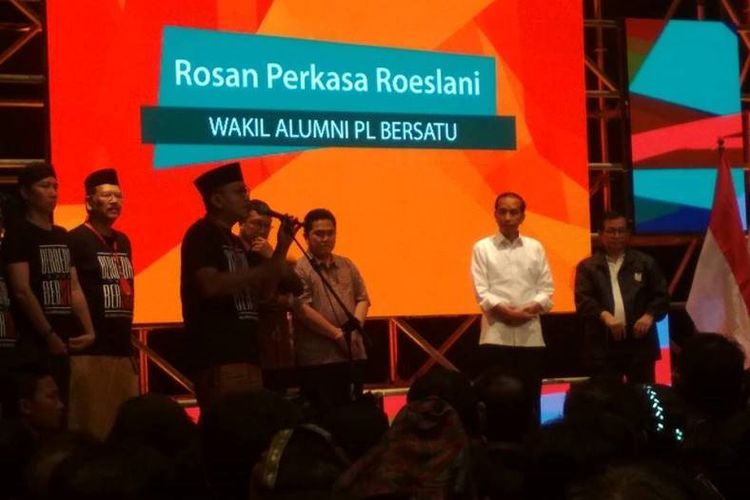 Dipanggung, Jokowi didampingi Menseskab Pramono Anung, Menag Lukman Hakim Saefuddin serta wakil ketua TKN, Rosan Perkasa Roeslani.
