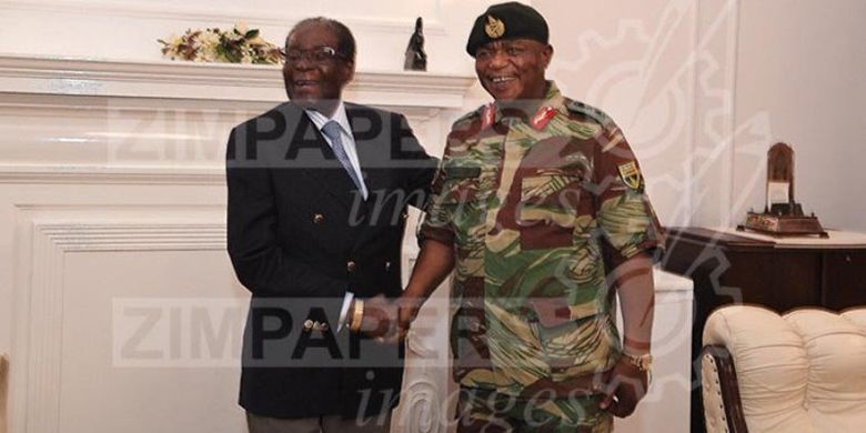 Presiden Zimbabwe Robert Mugabe melakukan pertemuan dnegan panglima tentara Zimbabwe Jenderal Constantino Guveya Chiwenga dan beberapa utusan Afrika Selatan, di Istana Negara, di Harare, pada Kamis (16/11/2017). (The Heraldz)