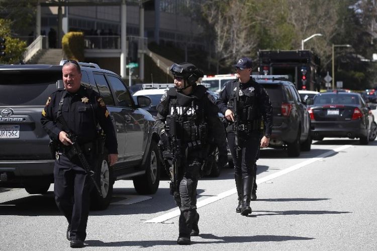 Polisi berjalan di luar markas YouTube pada Selasa (3/4/2018) di San Bruno, California, Amerika Serikat. (AFP/Justin Sullivan)