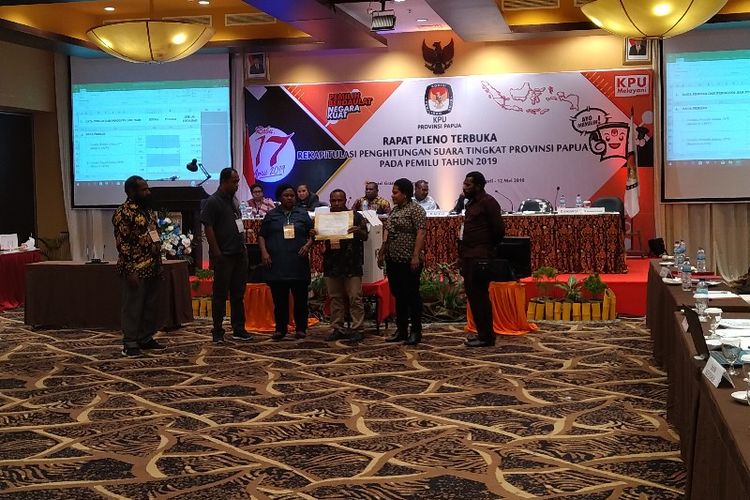 Komisioner KPU Kabupaten Nduga memperlihatkan kotak suara tersegel saat mengikuti Rapat Pleno Terbuka Rekapitulasi Suara Provinsi Papua pada Pemilu 2019, di Kota Jayapura, Sabtu (11/05/2019)
