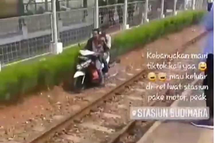 Pengendara sepeda motor memasuki lintasan rel kereta api di Stasiun Sudimara, Tangerang Selatan, Senin (2/7/2018).