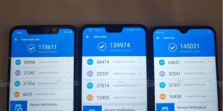 Foto bocoran hasil benchmark AnTuTu ponsel Realme (kanan) dengan kode perangkat RMX1833, disandingkan dengan Honor 8X (tengah) dengan kode perangkat JSN-AL00a dan Xiaomi Redmi Note 6 Pro 