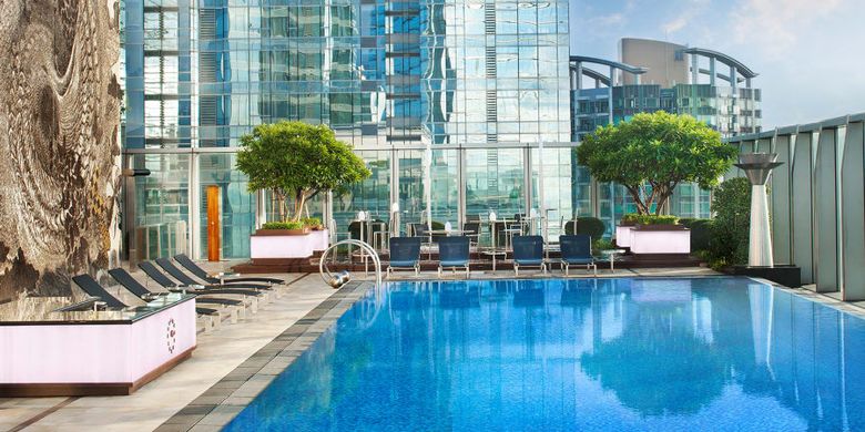 Kolam renang elegan di W Hotel salah satu hotel bintang 5 di Hong Kong