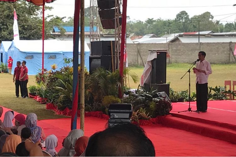 Presiden Joko Widodo saat menghadiri pembagian 4.500 Program Keluarga Harapan (PKH) dan Kartu Indonesia Pintar (KIP) di Lapangan Bola Koto Agung, Kecamatan Sitiung, Kabupaten Dharmasraya, Sumatera Barat, Rabu (7/2/2018).
