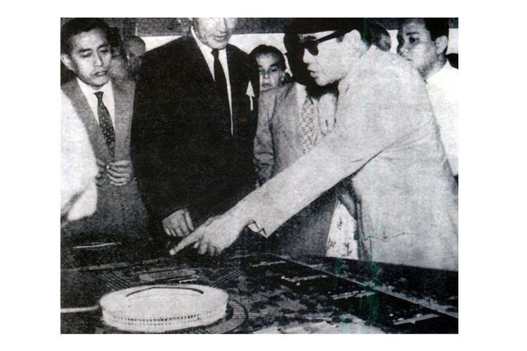 Bung Karno menjelaskan mengenai kompleks Asian Games kepada tamu negara didampingi Menteri Olahraga R Maladi, tahun 1960-an. 