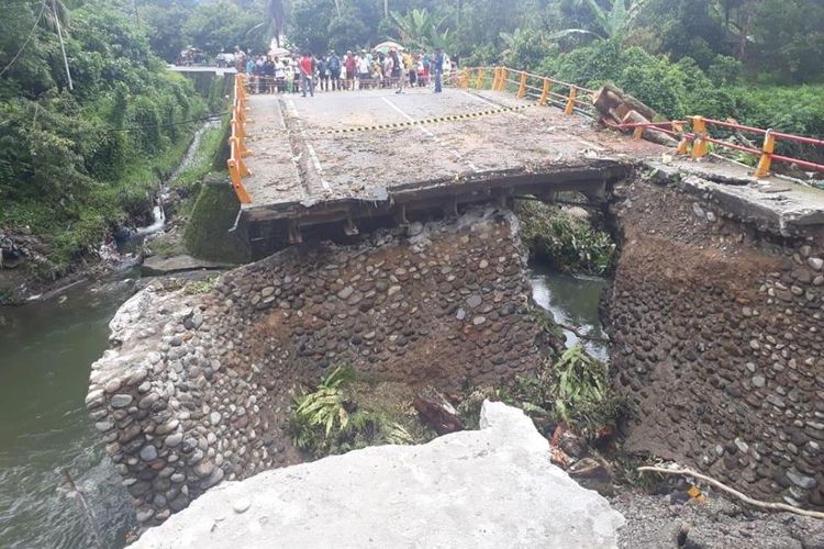 Jembatan Batang Kalu di daerah Padang Pariaman ambruk.
