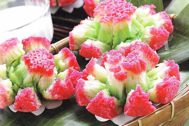 Kue tradisional yang berbentuk dan berwarna seperti bunga ini cocok dinikmati pada saat hari kemerdekaan.