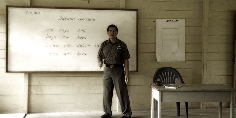 Guru jenjang SD/MI dianggap berkasta paling rendah sehingga ada anggapan siapapun mampu mengajar jenjang ini, padahal di jenjang dasar inilah fondasi diletakkan, Jika ada yang salah, maka berakibat fatal pada jenjang berikutnya. 