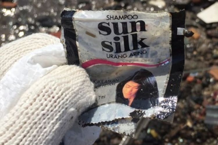 sampah sampo Sunsilk yang diperkirakan nerasal dari tahun 90an yang ditemukan Dini saat bersih-bersih pantai Ancol