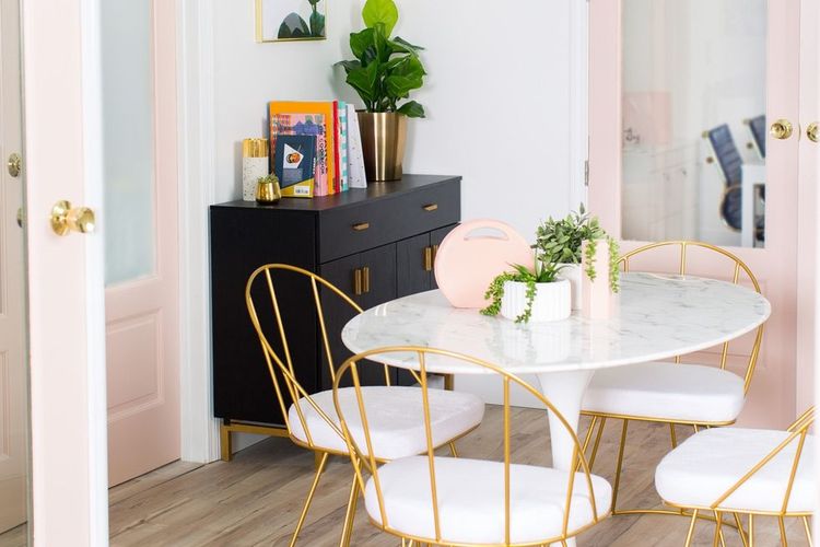 Meja makan bundar kecil yang membuat rumah Anda memiliki cukup ruang tambahan.